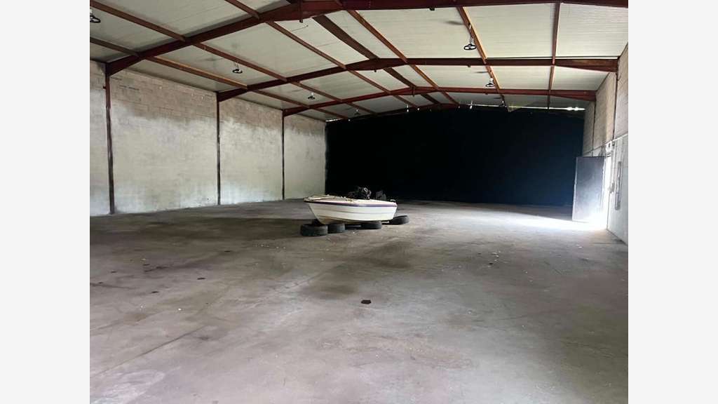 Entrepôt individuel 380m² sur 1 000m² Z.I de Moru