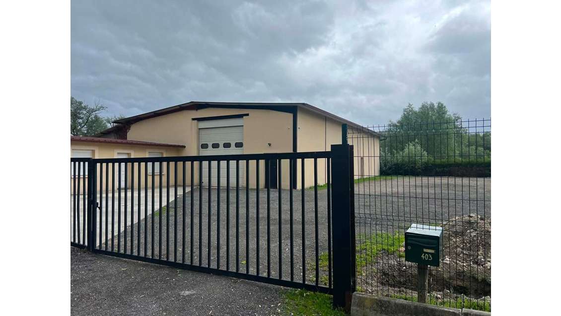 Entrepôt individuel 380m² sur 1 000m² Z.I de Moru