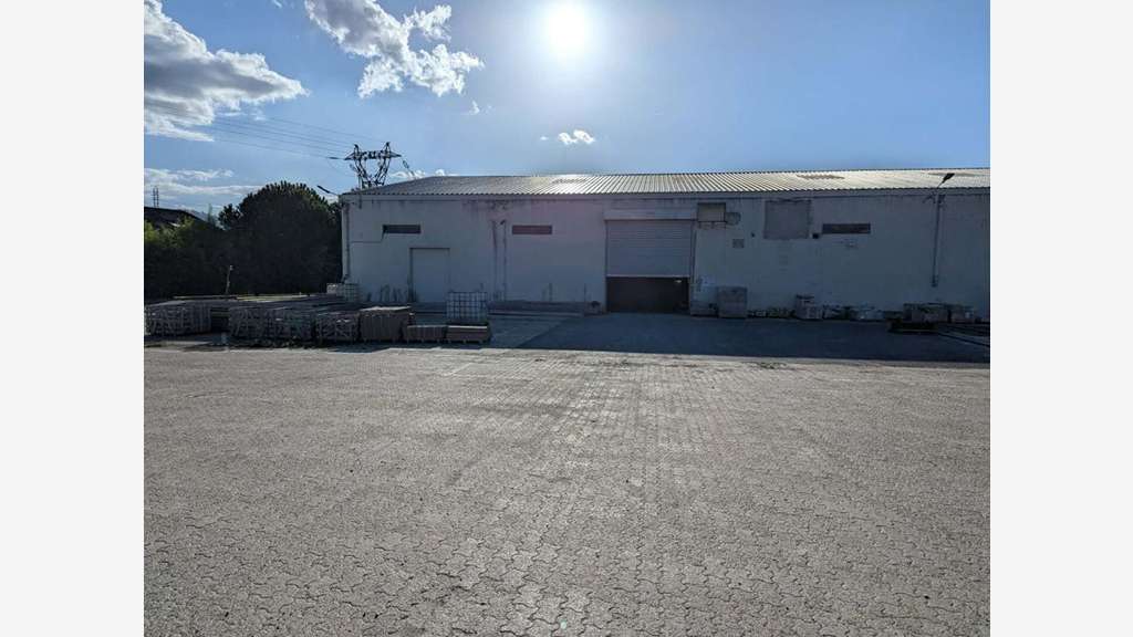 A louer entrepôt 180m² et bureau 35m² à Pontpoint