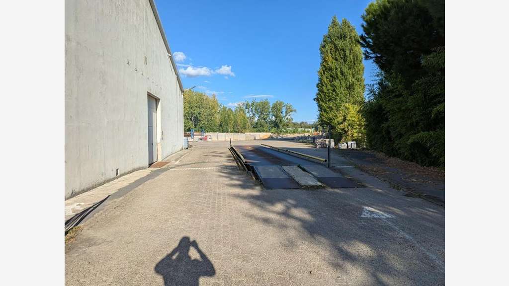 A louer entrepôt 180m² et bureau 35m² à Pontpoint