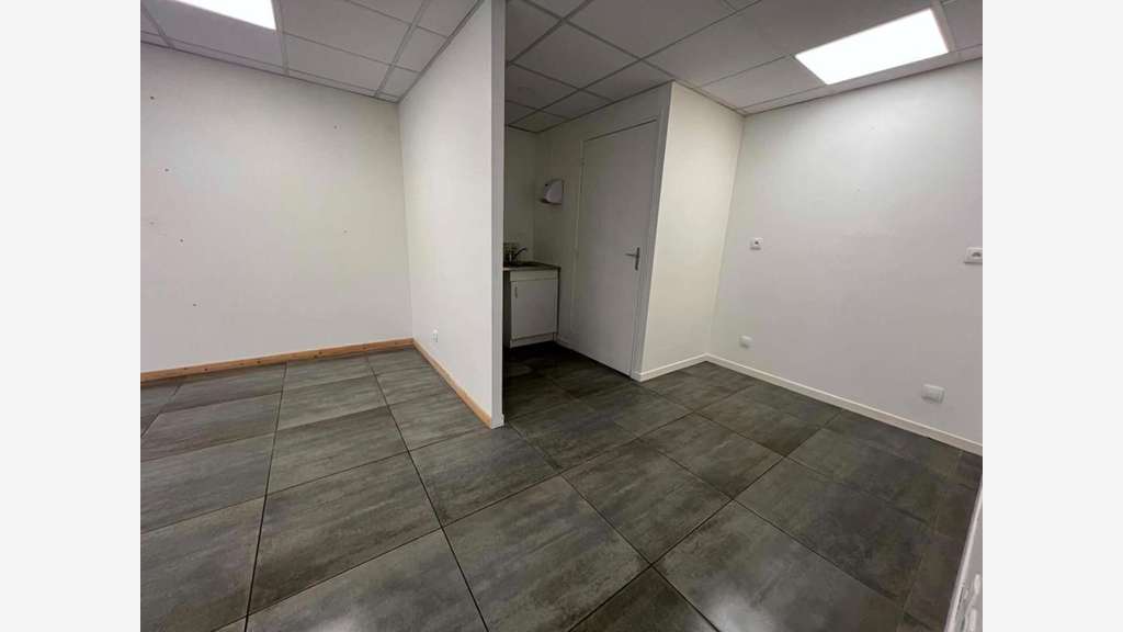 A louer entrepôt 180m² et bureau 35m² à Pontpoint