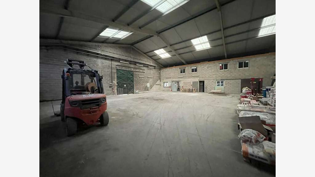 A louer entrepôt 180m² et bureau 35m² à Pontpoint