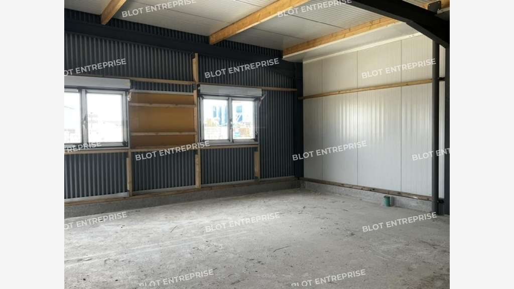 A louer locaux activités 363m² sur 2.7ha à Pordic
