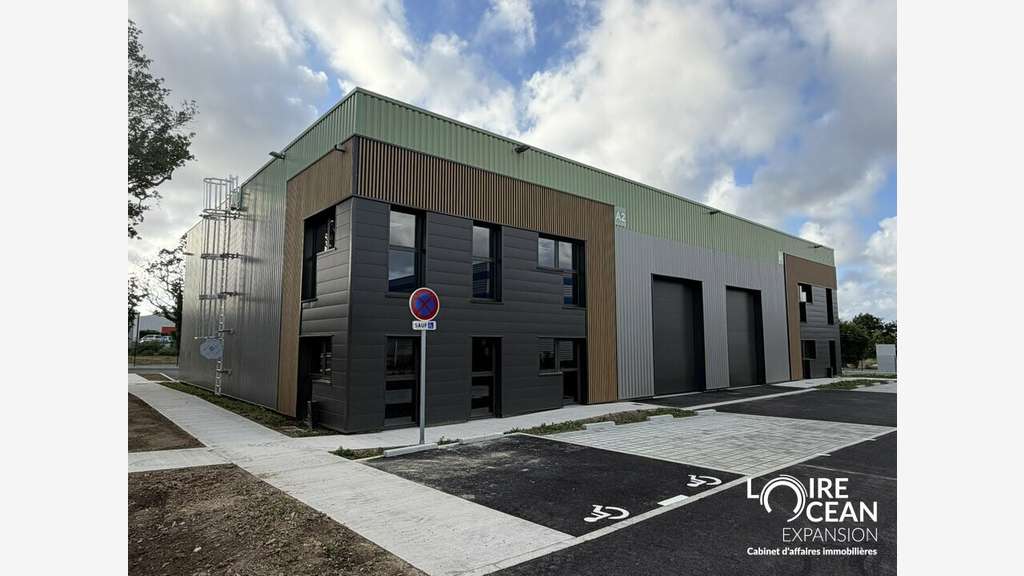Local d'activité neuf 195m² à louer à Pornic