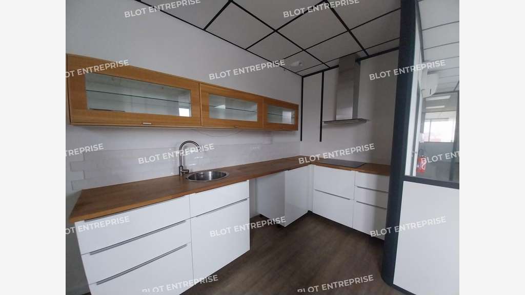 A louer locaux d'activités de 1 327m² à Pornichet