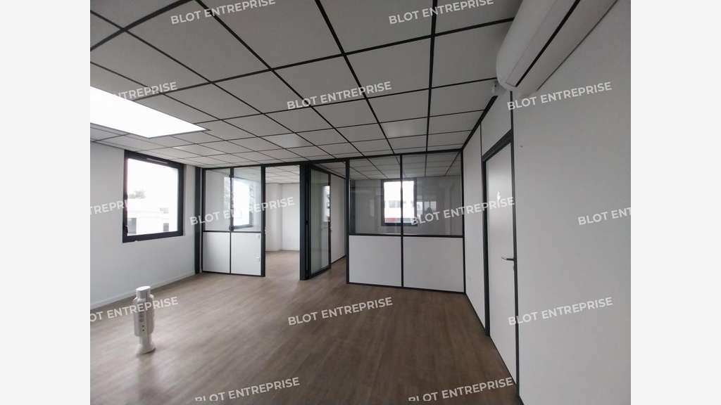 A louer locaux d'activités de 1 327m² à Pornichet