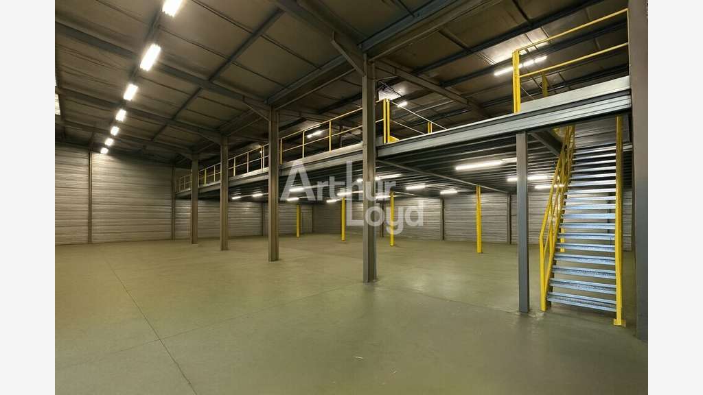 Entrepôt 1500m² à louer à Porte-de-Savoie