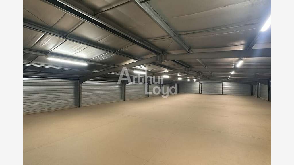 Entrepôt 1500m² à louer à Porte-de-Savoie