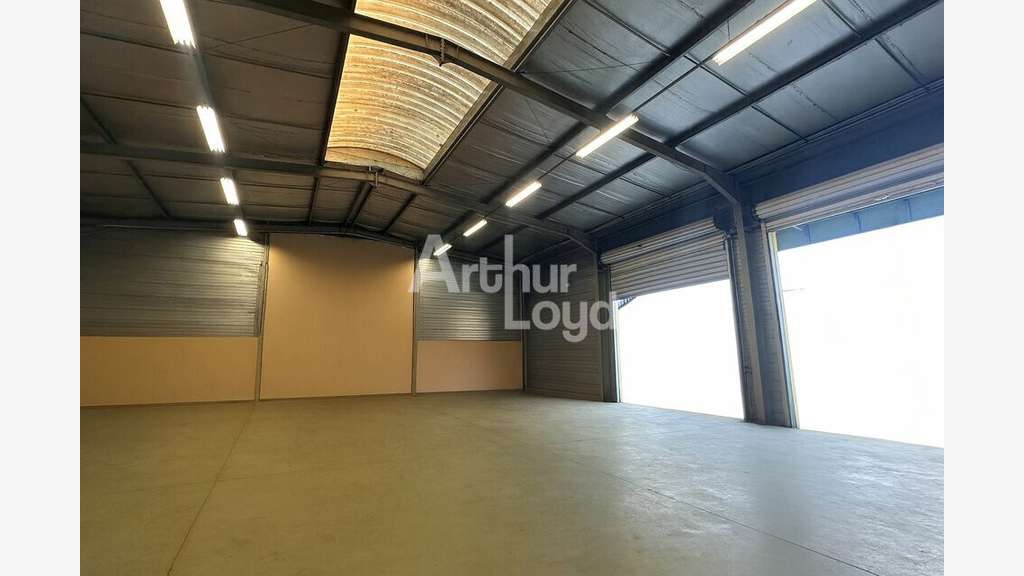 Entrepôt 1500m² à louer à Porte-de-Savoie