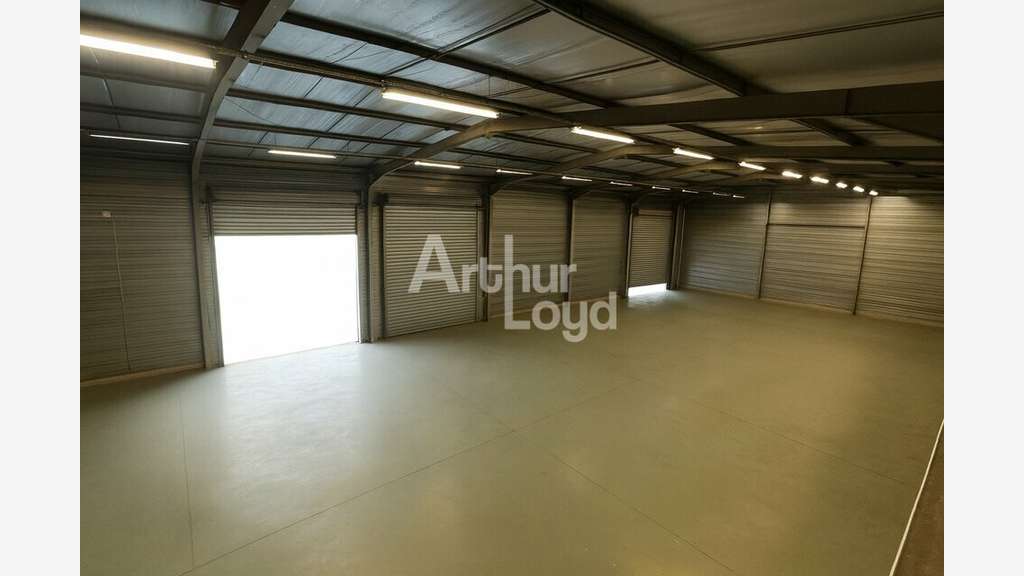 Entrepôt 1500m² à louer à Porte-de-Savoie