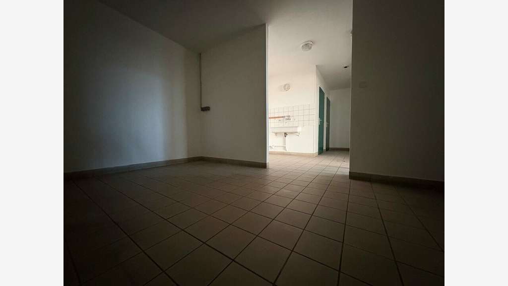 Bâtiment de 1 000m² à louer en zi à Prauthoy (52)