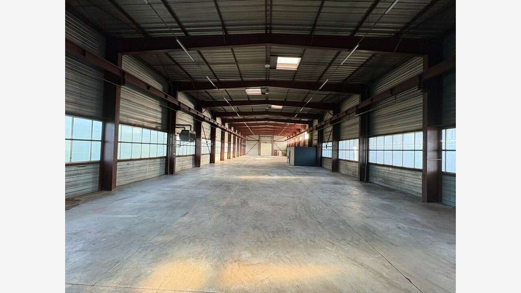 Bâtiment de 1 000m² à louer en zi à Prauthoy (52)