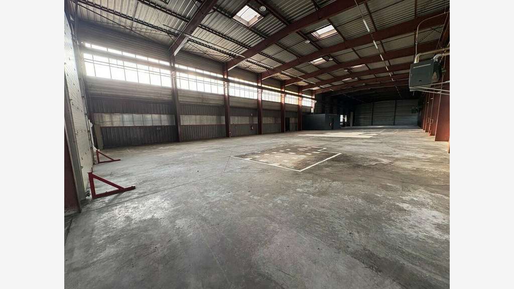 Bâtiment de 1 000m² à louer en zi à Prauthoy (52)
