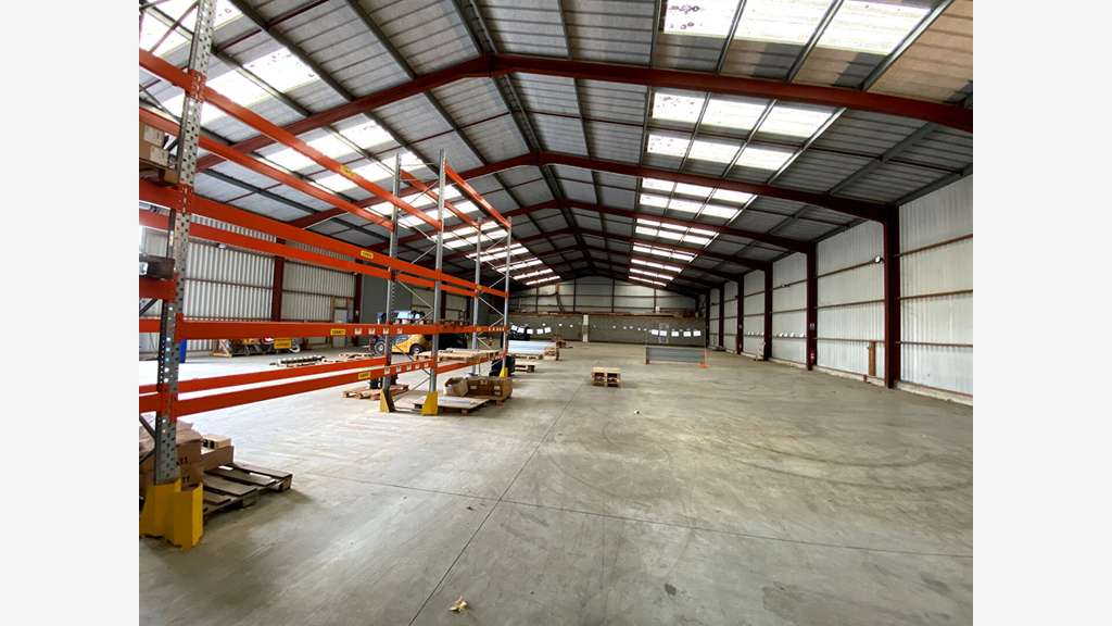 A louer local d'activité de 1.125m² à Prinquiau