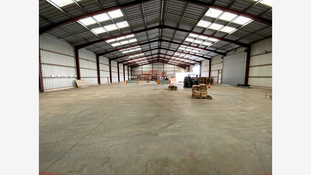 A louer local d'activité de 1.125m² à Prinquiau