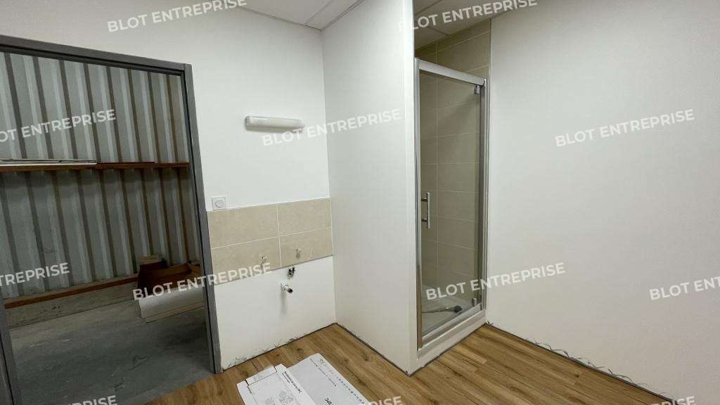 A louer locaux d'activités de 1 125m² à Prinquiau