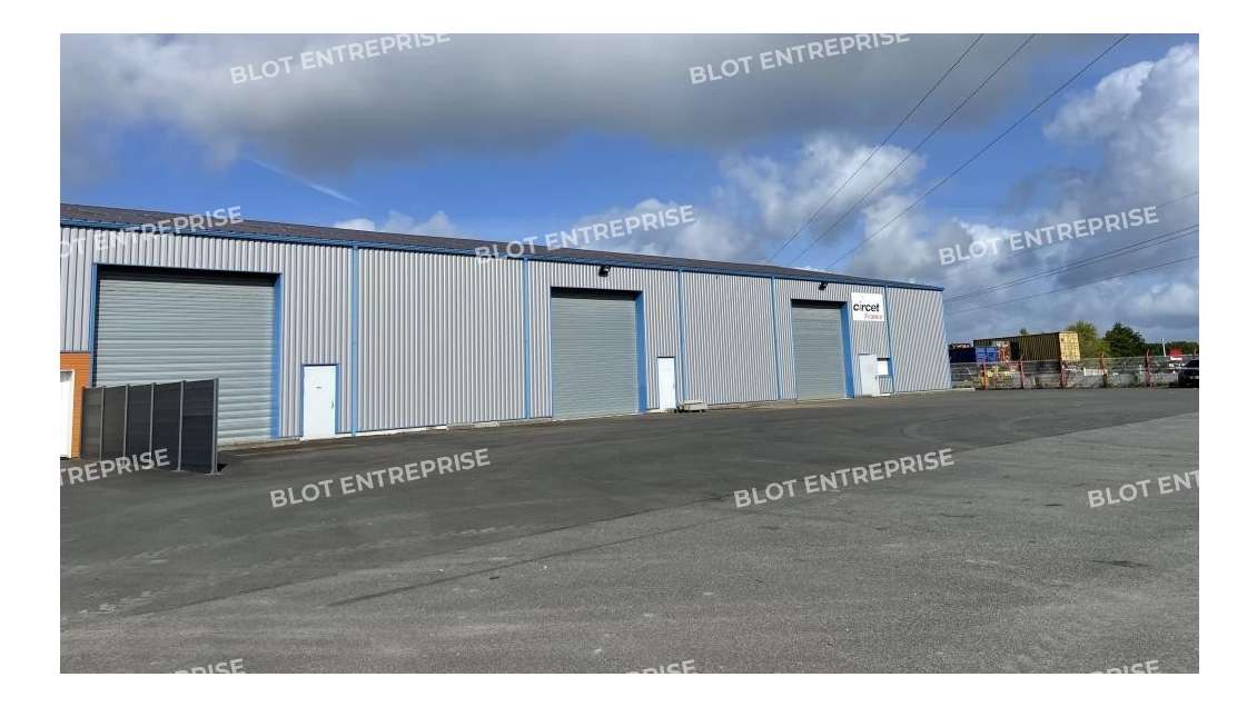A louer locaux d'activités de 1 125m² à Prinquiau