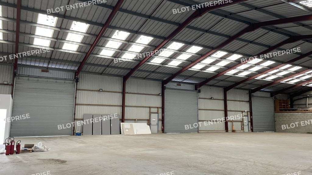 A louer locaux d'activités de 1 125m² à Prinquiau