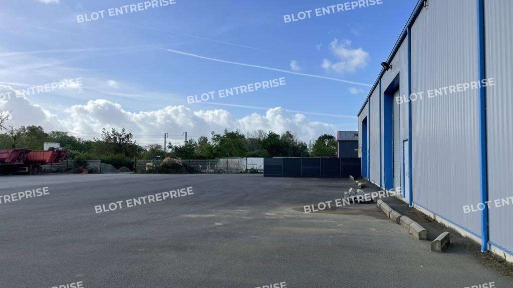 A louer locaux d'activités de 1 125m² à Prinquiau