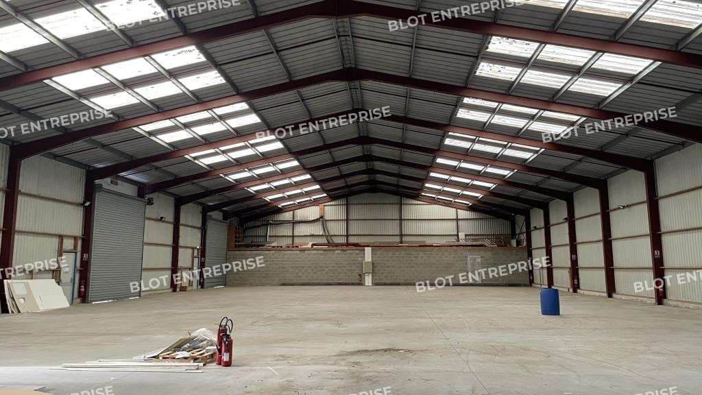 A louer locaux d'activités de 1 125m² à Prinquiau