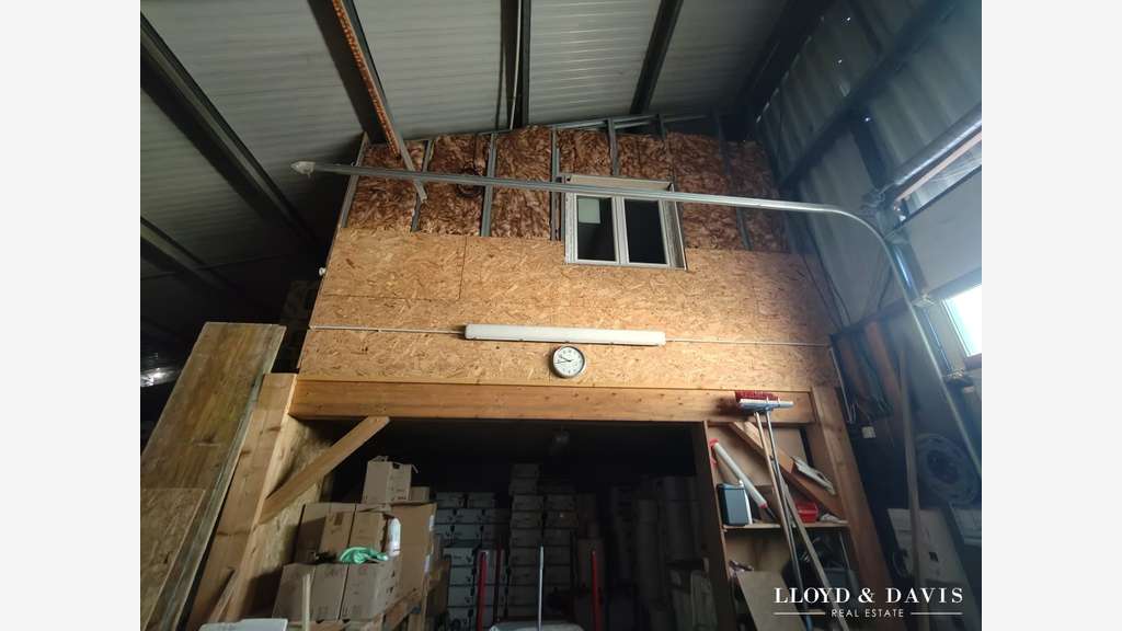 Entrepôt moderne 90m² à louer à Privas