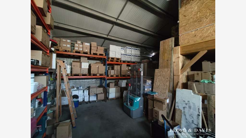 Entrepôt moderne 90m² à louer à Privas