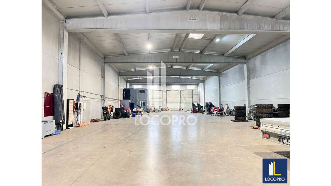 A louer local d'activité 870m² ZA Puget-sur-Argens