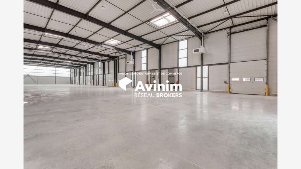 A louer local professionnel de 2 850m² en za Puget