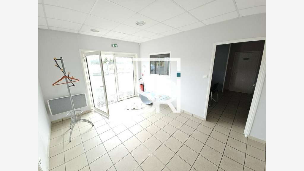PUY GUILLAUME - ENTREPOT - LOCAL D'ACTIVITE à 