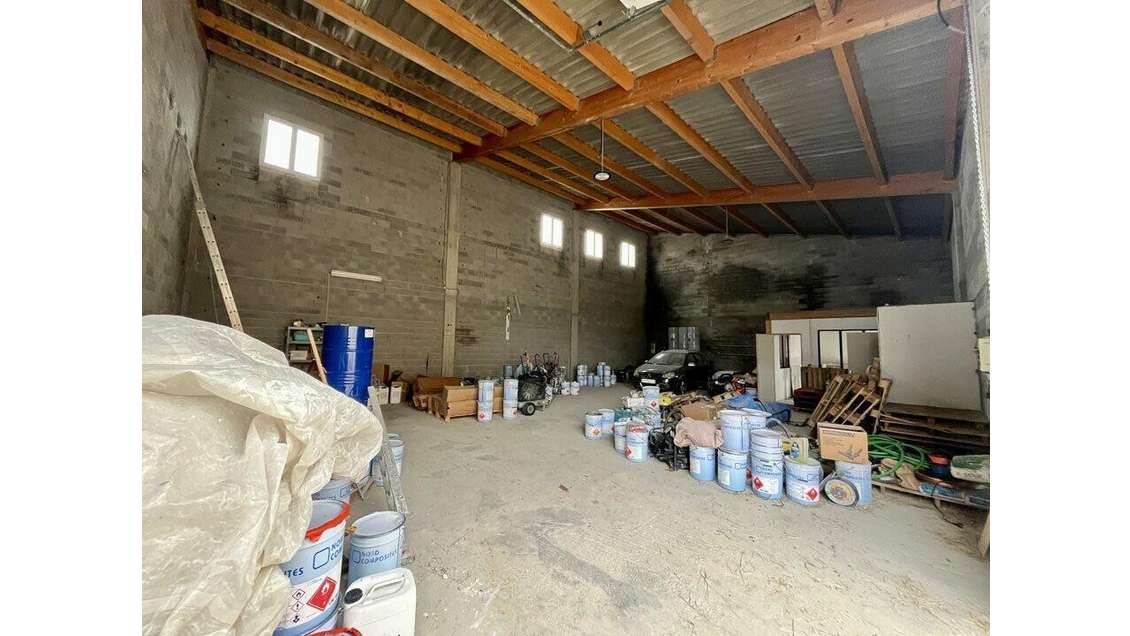 A louer local de 203m² à Puyvert ZA de la Valette