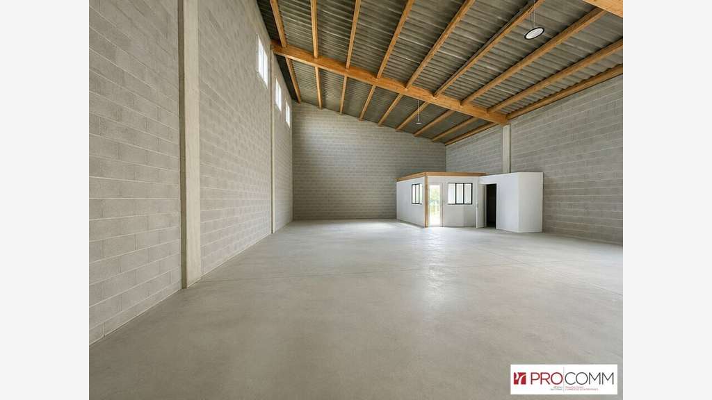 A louer local de 203m² à Puyvert ZA de la Valette