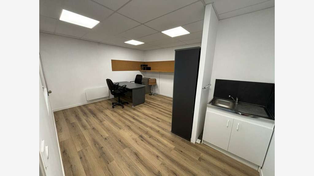 A louer local d'activité bureaux 146m² à Quessoy