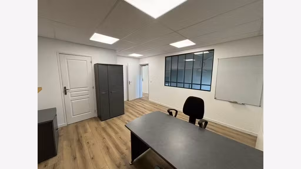 A louer local d'activité bureaux 146m² à Quessoy