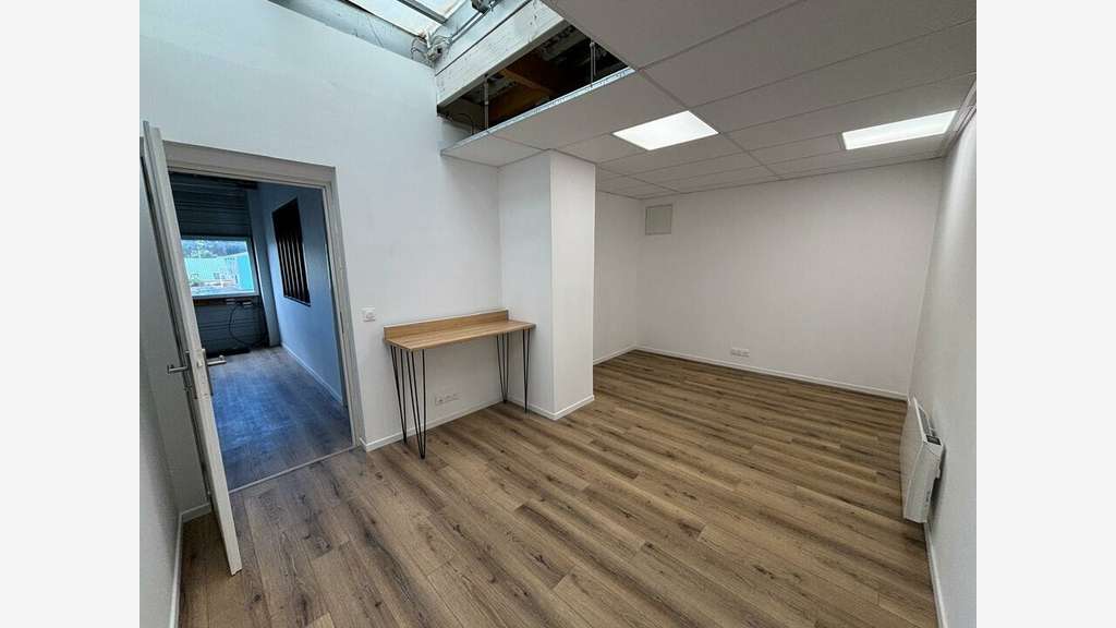 A louer local d'activité bureaux 146m² à Quessoy