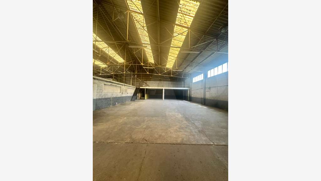 A louer local d'activité de 550m² au sol à Quévert