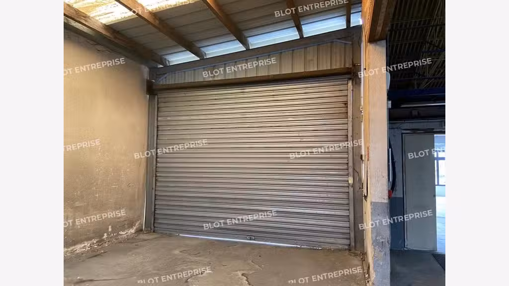 Loue local d'activités ou stockage 300m² à Quevert