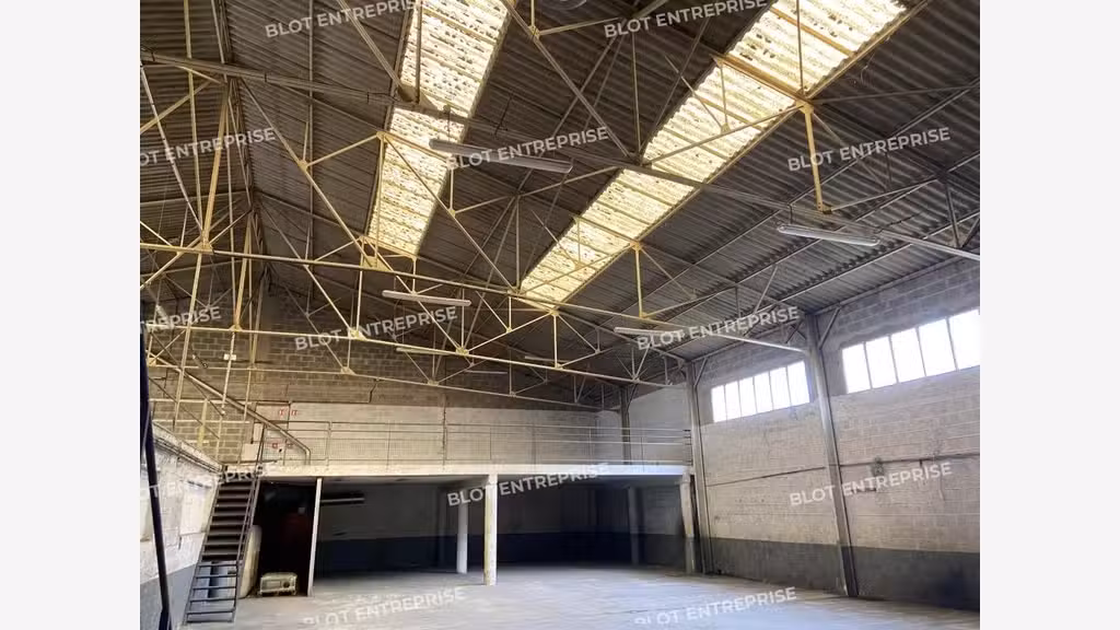Loue local d'activités ou stockage 300m² à Quevert
