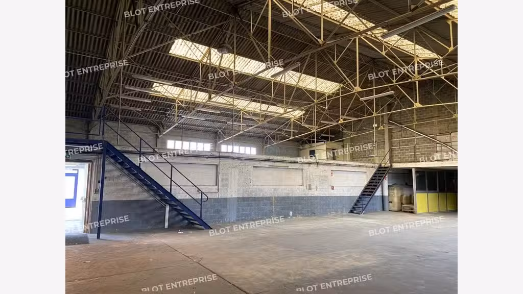 Loue local d'activités ou stockage 300m² à Quevert
