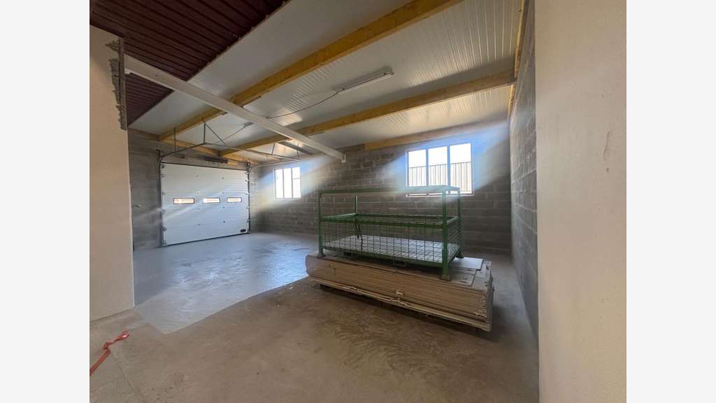A louer local d'activité 1150m² Quimper Kernevez