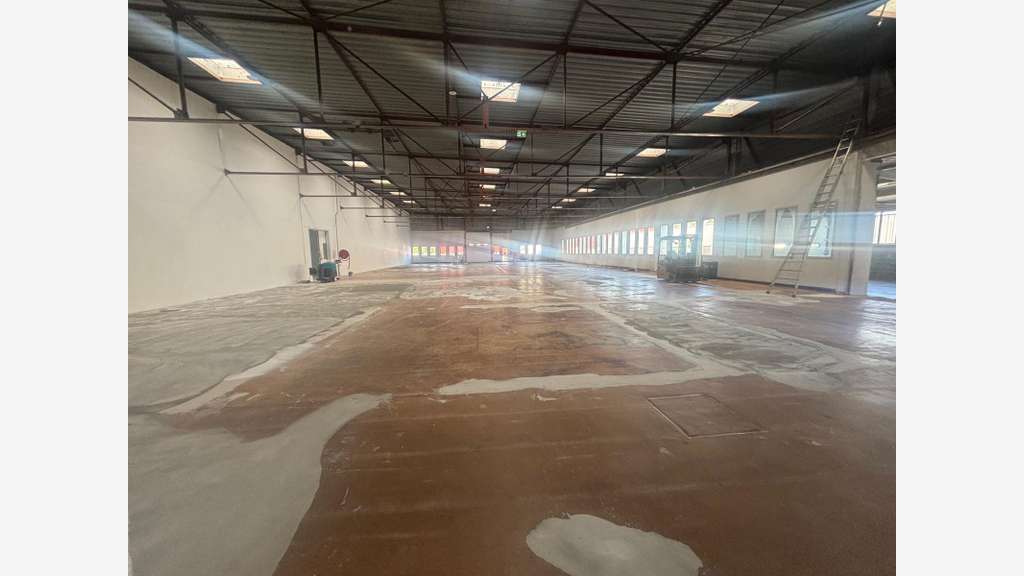 A louer local d'activité 1150m² Quimper Kernevez