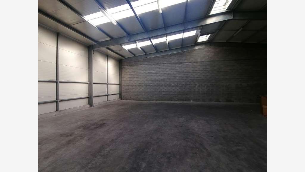 A louer entrepôt stockage 250m² à Saint Evarzec