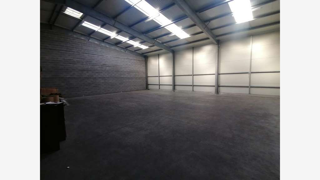 A louer entrepôt stockage 250m² à Saint Evarzec