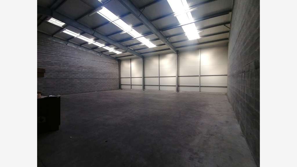 A louer entrepôt stockage 250m² à Saint Evarzec