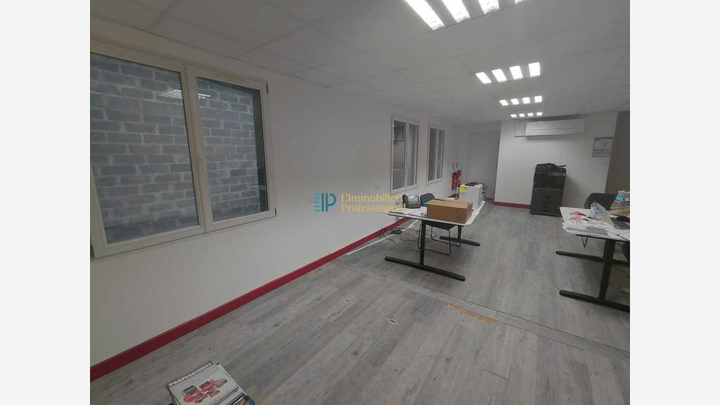 A louer local d'activité de 310m² à Quimper Cuzon