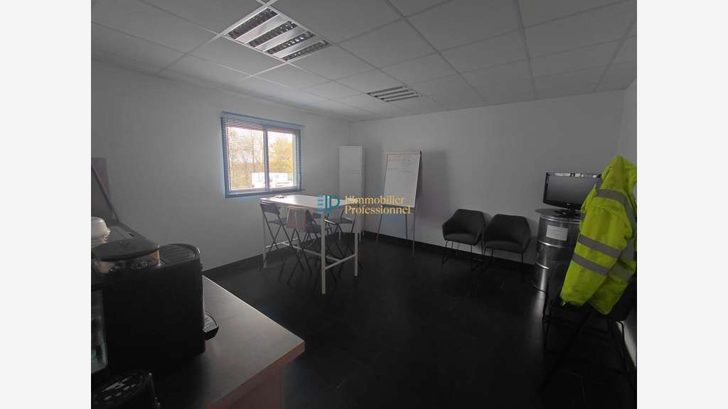 A louer local d'activité de 310m² à Quimper Cuzon