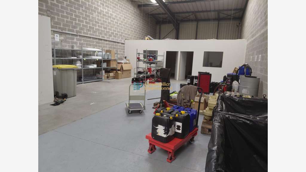 A louer local d'activité de 310m² à Quimper Cuzon