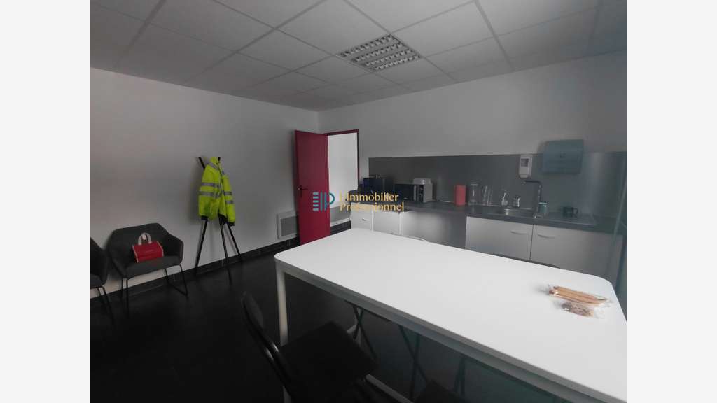 A louer local d'activité de 310m² à Quimper Cuzon