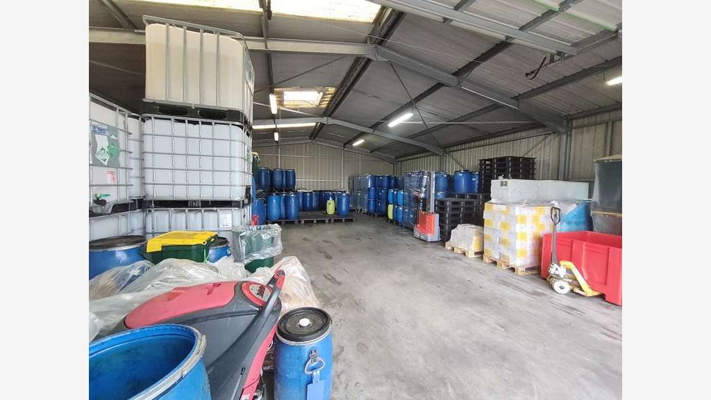 A louer entrepôt 200m² Quimper zone de Troyallach