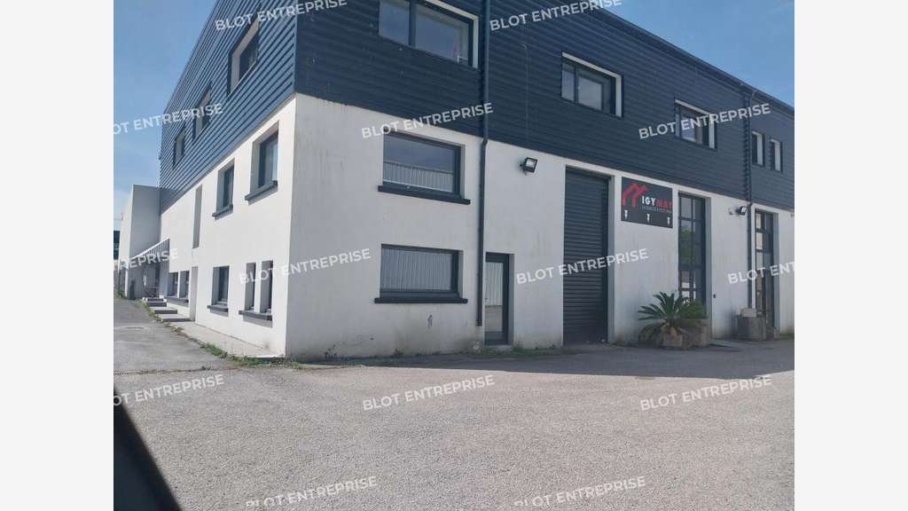 A louer locaux 650m² à Quimper route de Bénodet