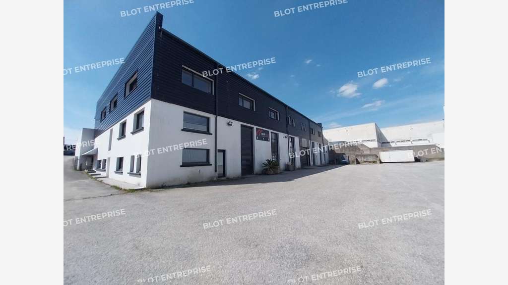 A louer locaux 650m² à Quimper route de Bénodet